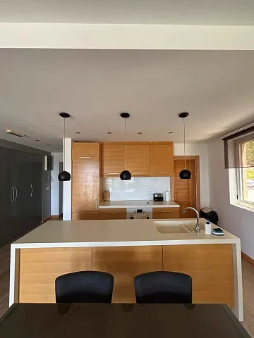 Zu verkaufen: Großzügige, voll möblierte Wohnung mit Meerblick — photo 10
